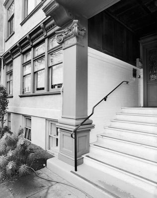 La Crosse Apartments, Entrance