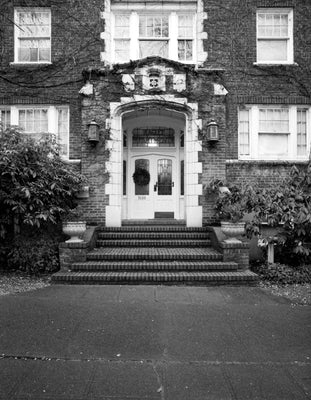 Ragley Apartments, Entrance
